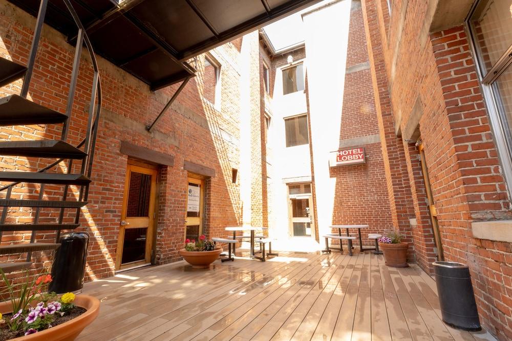 Helgeson Place Hotel & Suites photo 16