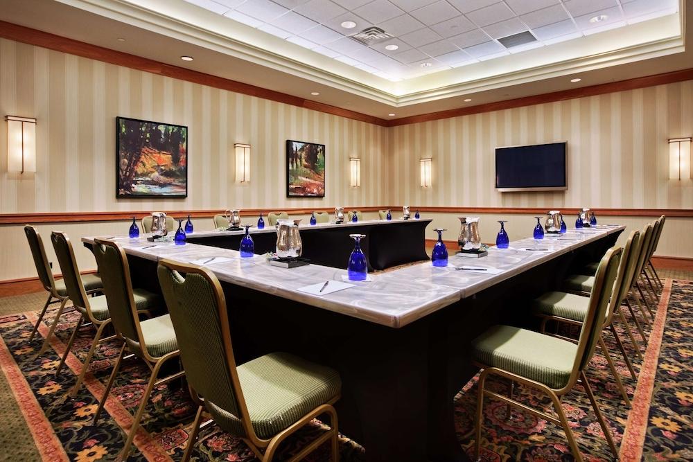 Hilton Chicago/Oak Brook Suites photo 36