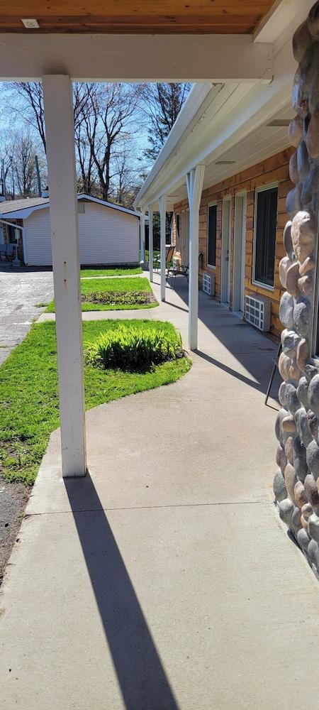 Alger Falls Motel photo 16