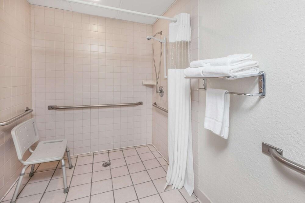 Quality Inn & Suites photo 20