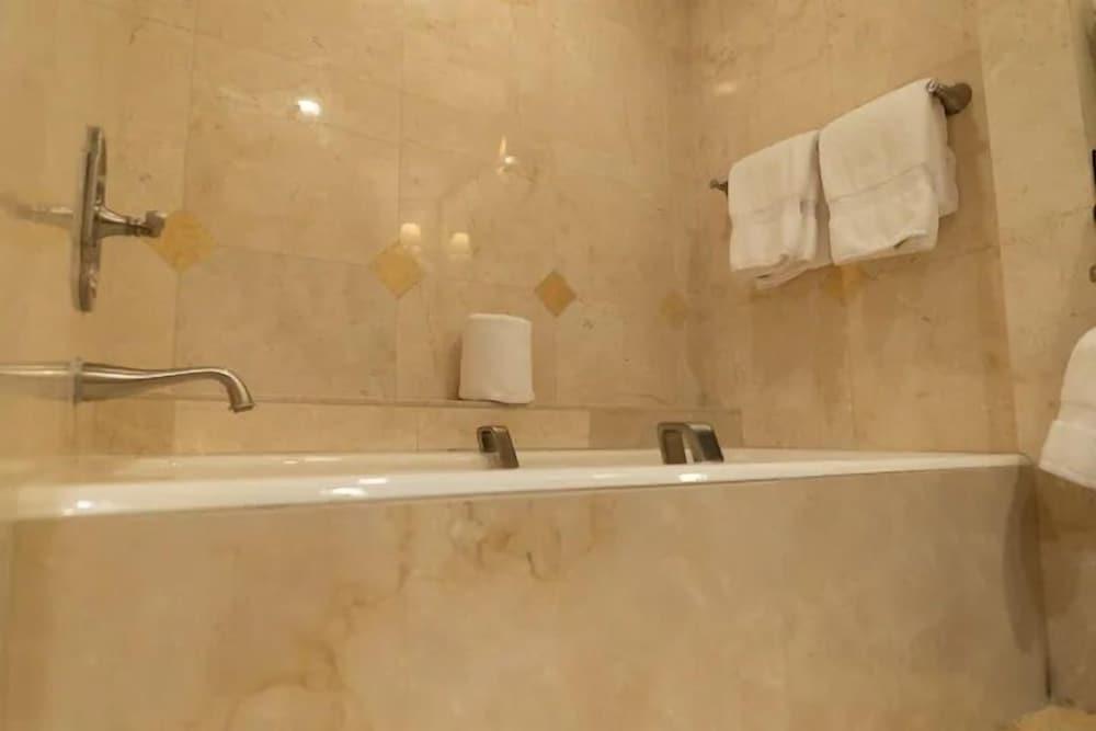 Private Residences at the Atlantic Resort and Spa photo 76