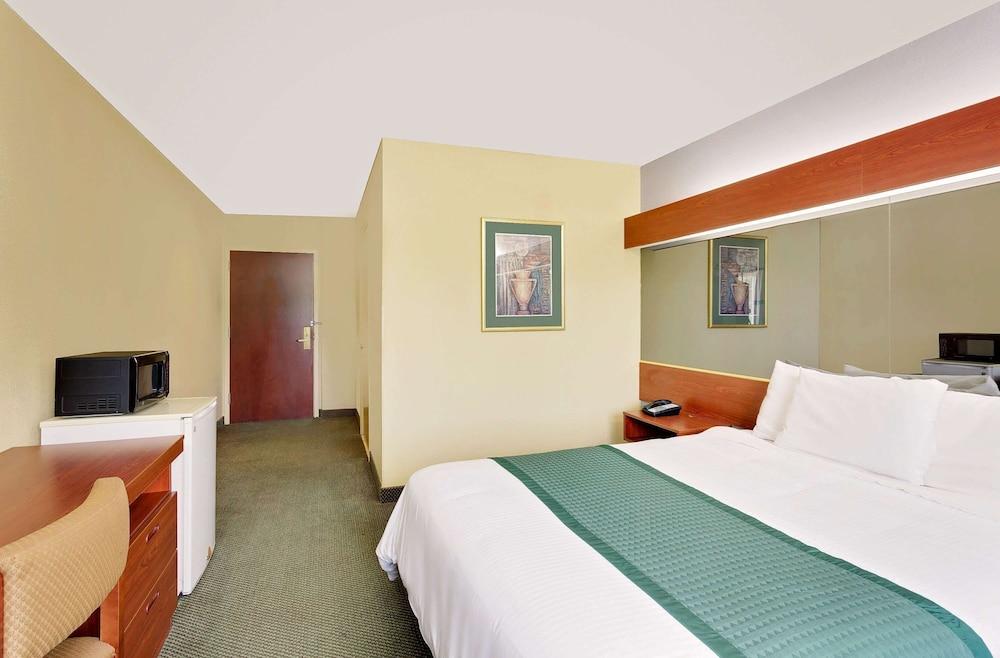 Microtel Inn & Suites by Wyndham Thomasville/High Point/Lexi photo 6