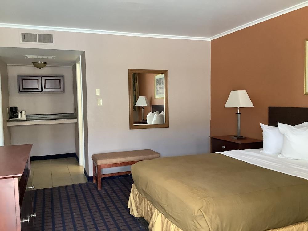 Silver Spur Vintage Inn & Suites photo 2