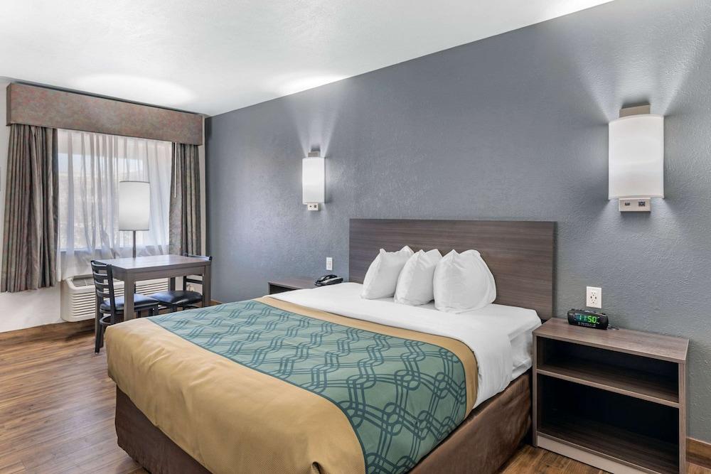 Econo Lodge Inn & Suites Socorro photo 21
