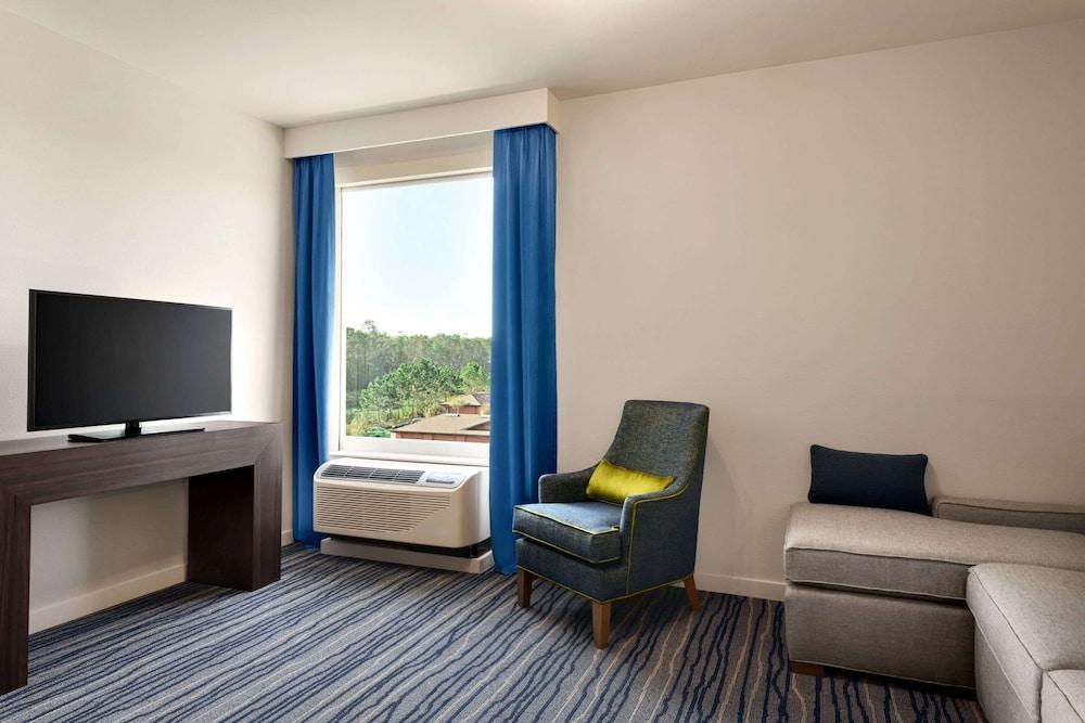 La Quinta Inn & Suites by Wyndham Orlando - IDrive Theme Parks photo 11