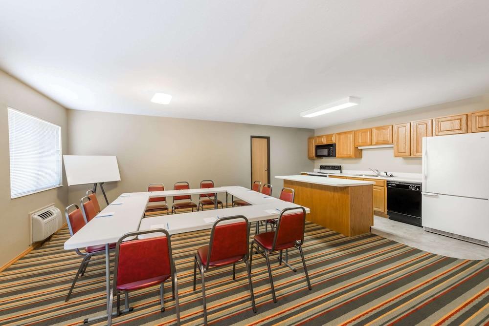 Super 8 by Wyndham Chanute photo 16