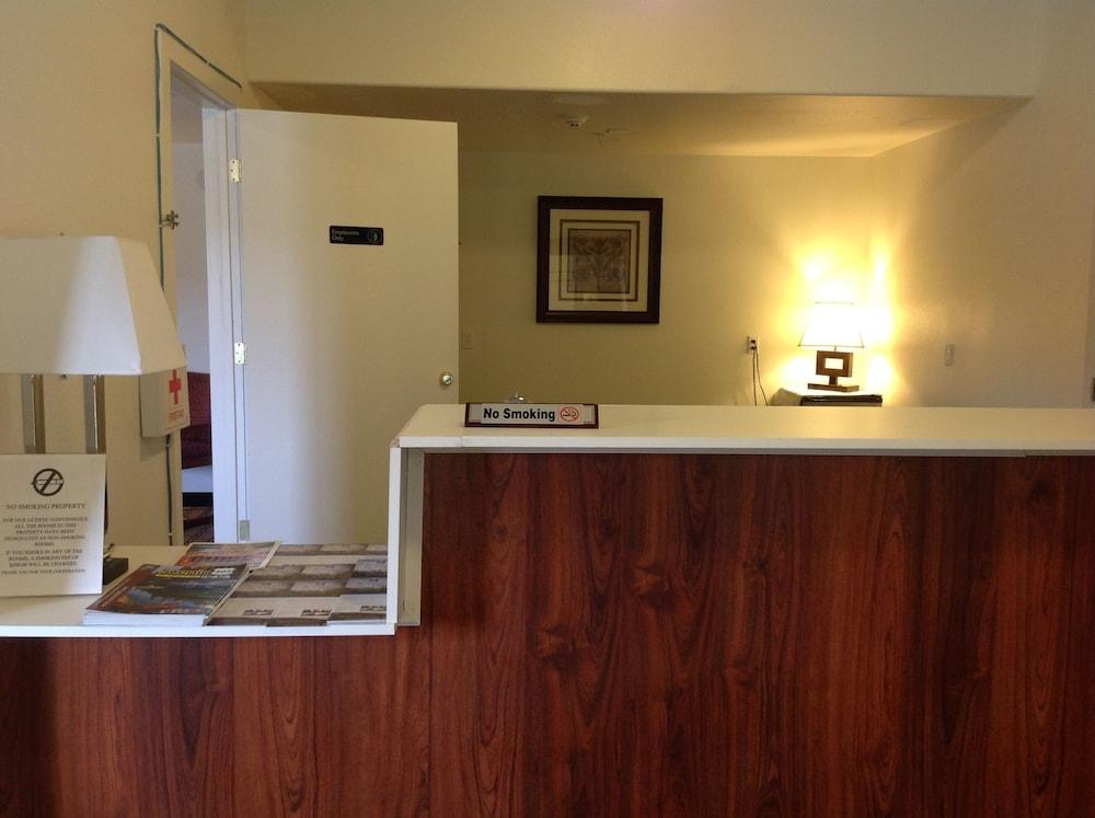 America Inn & Suites photo 3