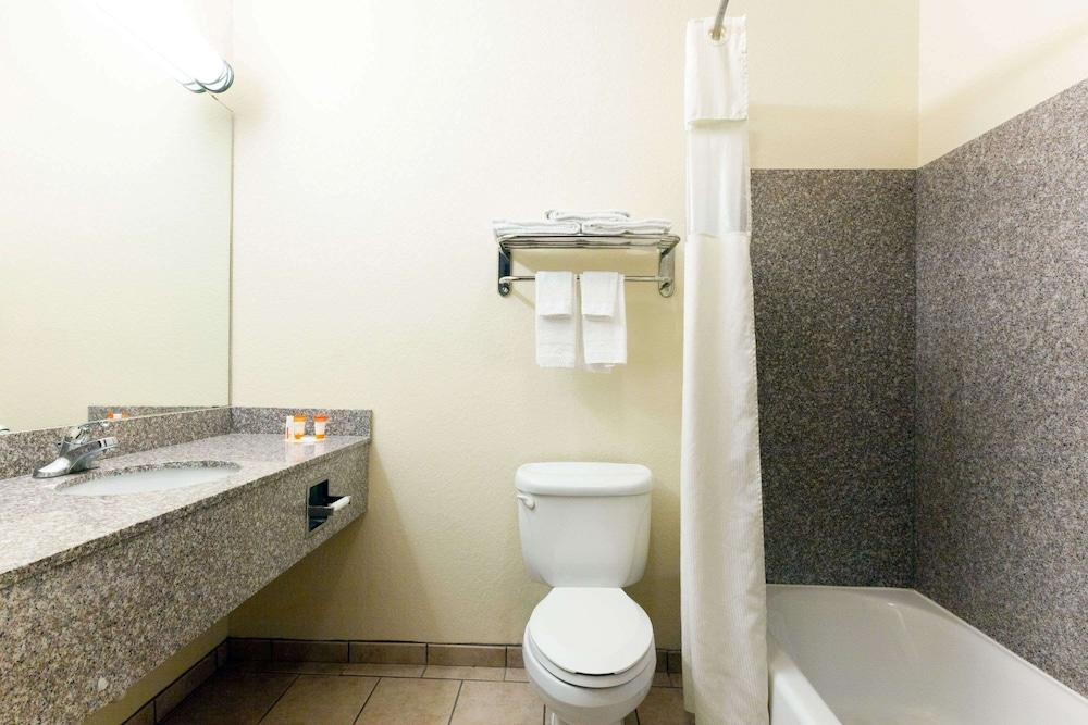 Days Inn by Wyndham San Antonio at Palo Alto photo 9