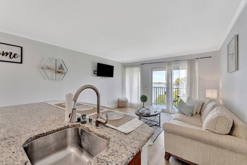 Seaside Luxury Oasis with balcony photo 15