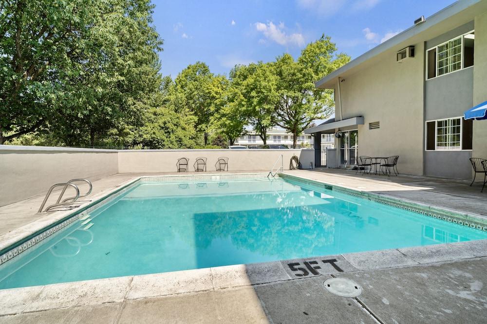 Travelers Inn Medford photo 16