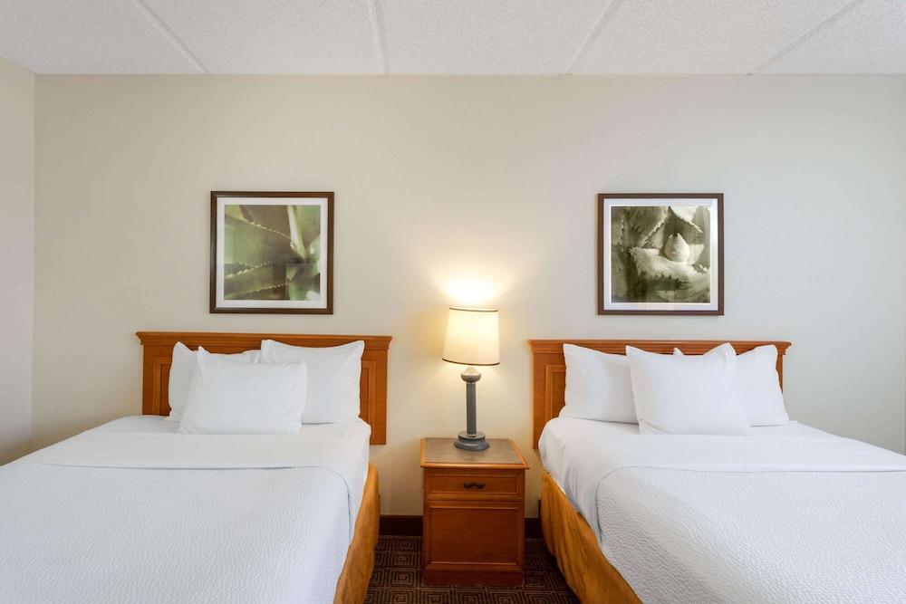 La Quinta Inn & Suites by Wyndham Jacksonville Mandarin photo 7