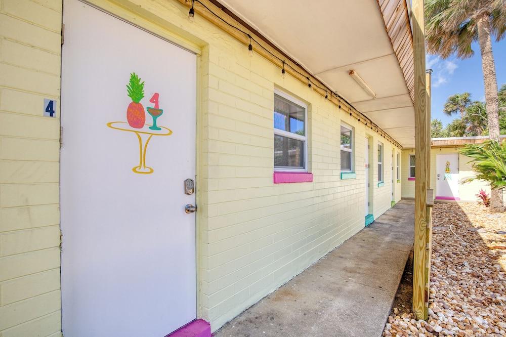 Pineapple Shores Retro Inn photo 30