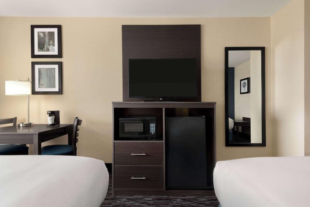 AmericInn by Wyndham Dodgeville photo 10