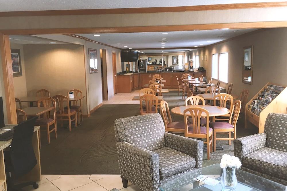 Norwood Inn & Suites Milwaukee photo 16