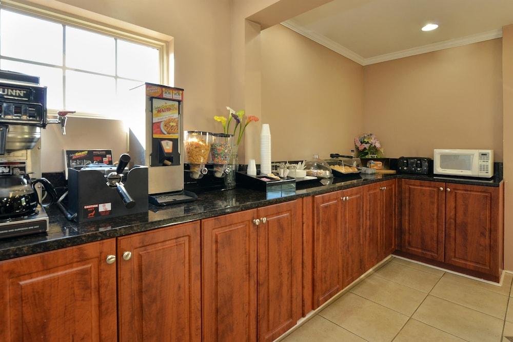 Rodeway Inn photo 10