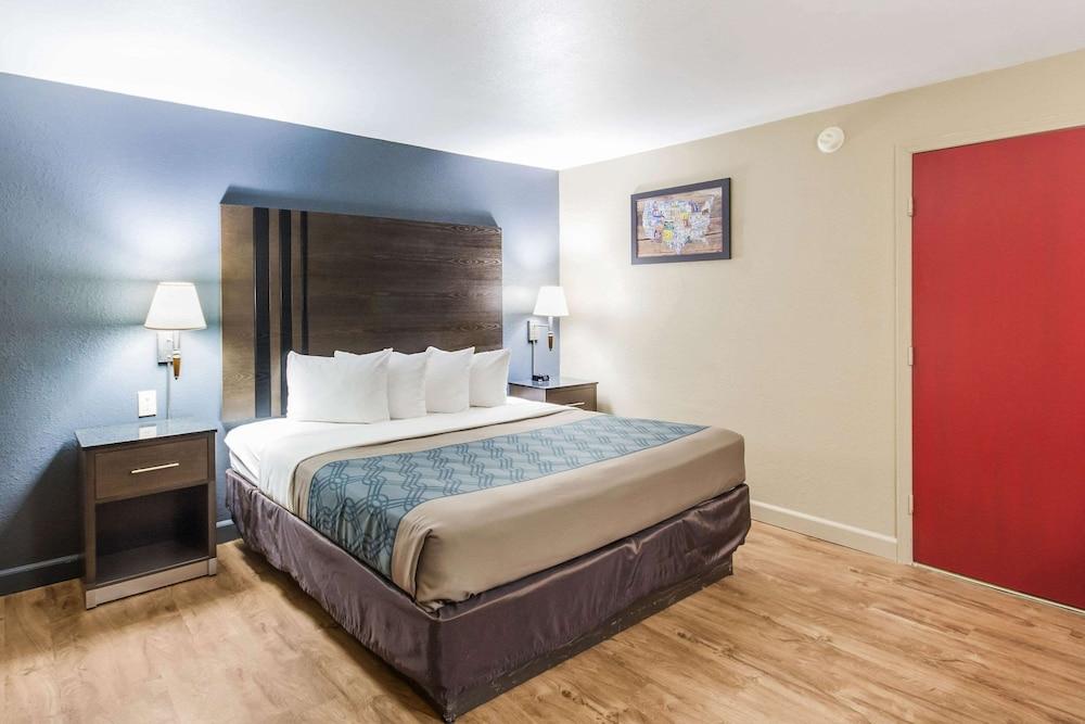 Econolodge Inn & Suites photo 20