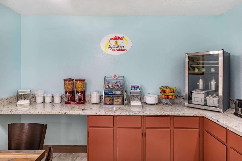 Super 8 by Wyndham Kinder/Coushatta near Casino photo 20