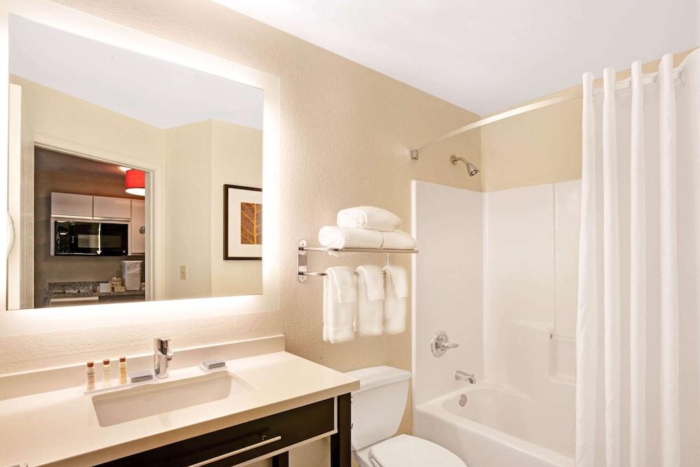 MainStay Suites Cincinnati Blue Ash photo 17