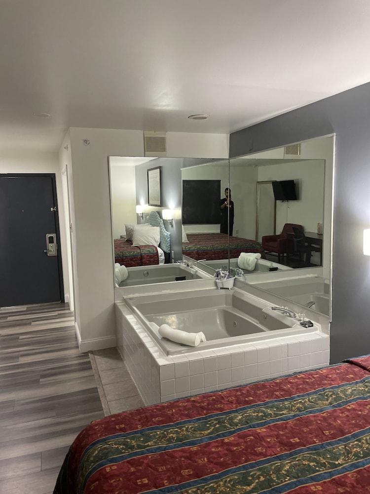 Greenwoods Inn & Suites photo 5