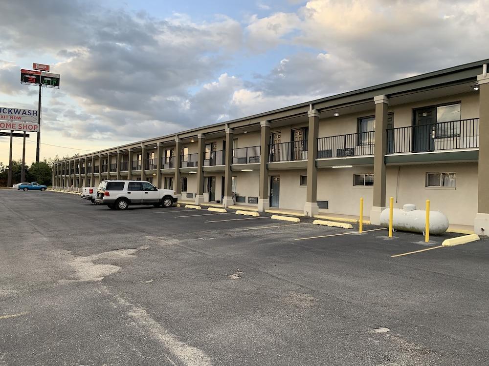 Travelers Inn photo 9