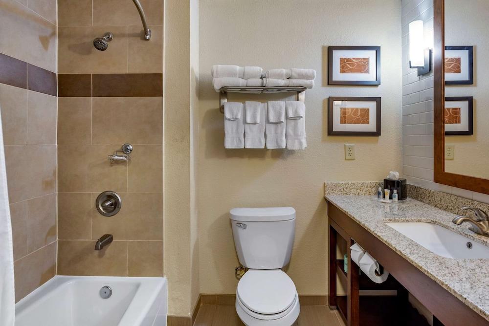 Comfort Suites Batesville photo 23