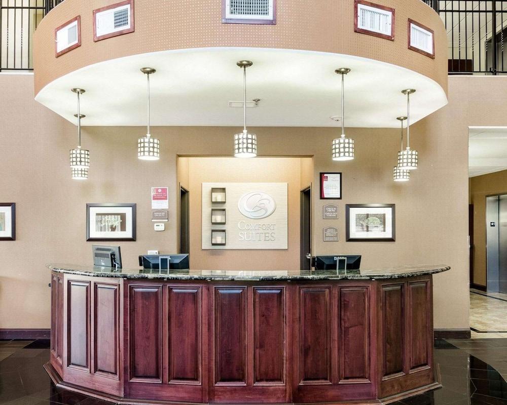 Comfort Suites Topeka Northwest photo 1