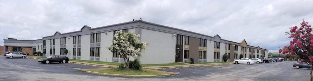 Madison Inn and Suites photo 1