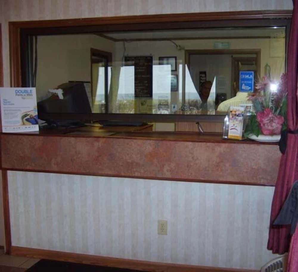 Budgetel Inn & Suites photo 3