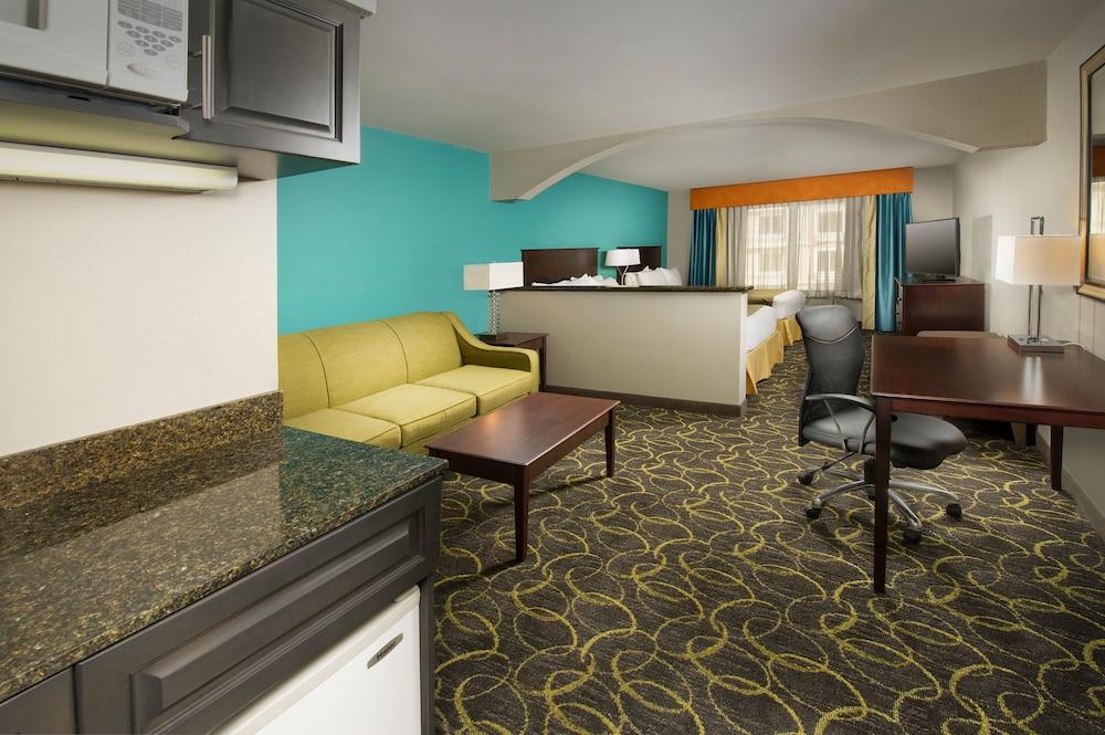Holiday Inn Express & Suites DFW - Grapevine by IHG photo 3