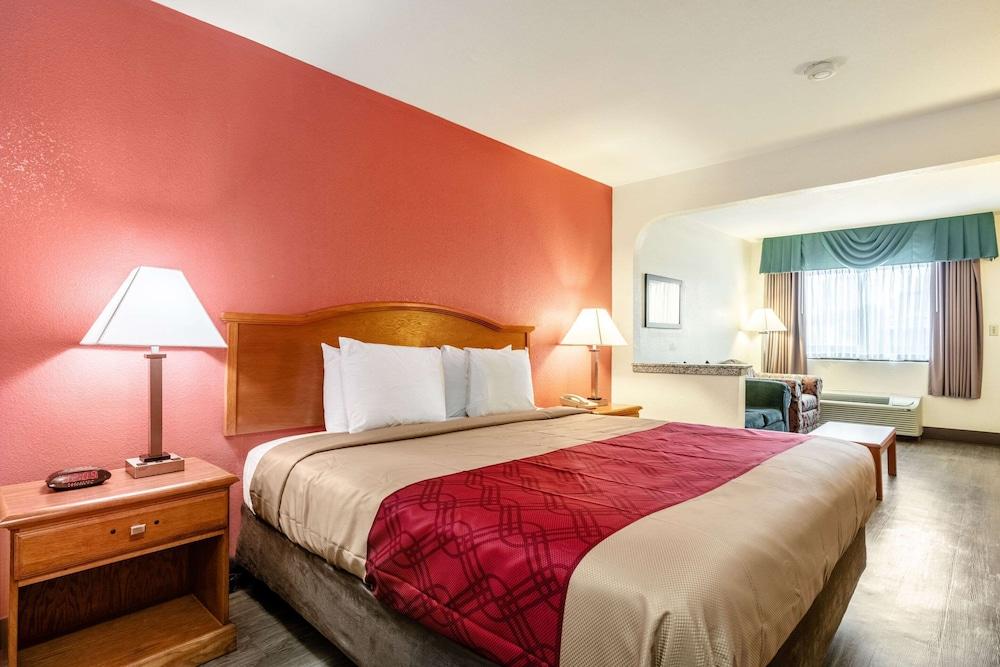 Econo Lodge Inn & Suites Memphis East photo 26