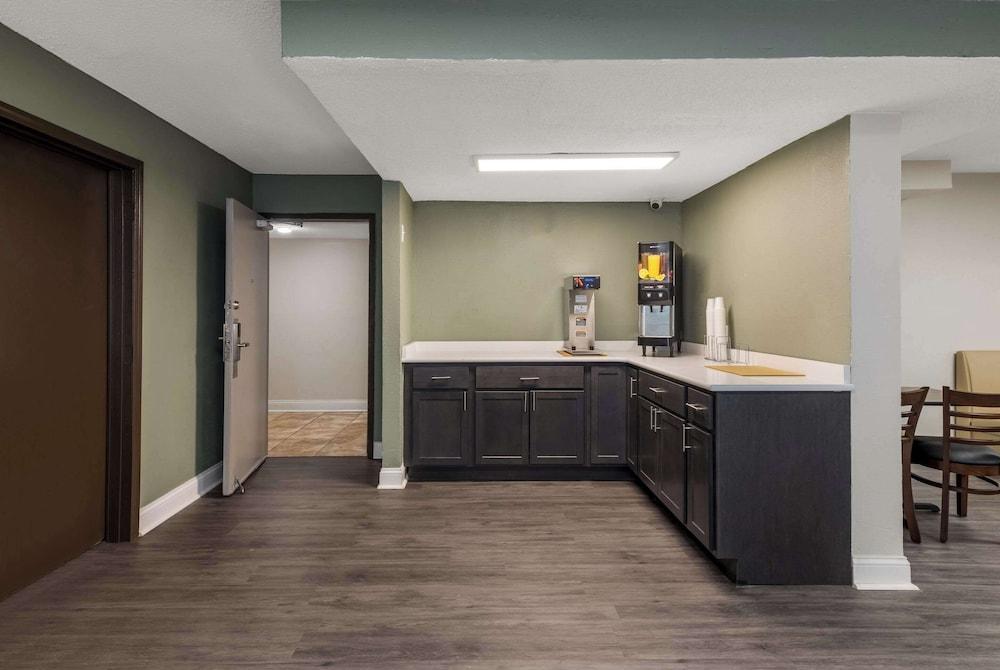 Quality Inn Saint Louis Airport photo 18