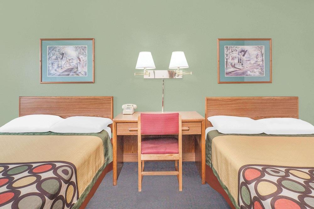 Red Roof Inn Queensbury photo 18