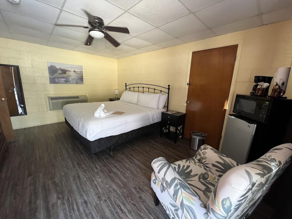 JI4, King Guest Room at the Joplin Inn at entrance to the resort by RedAwning photo 6