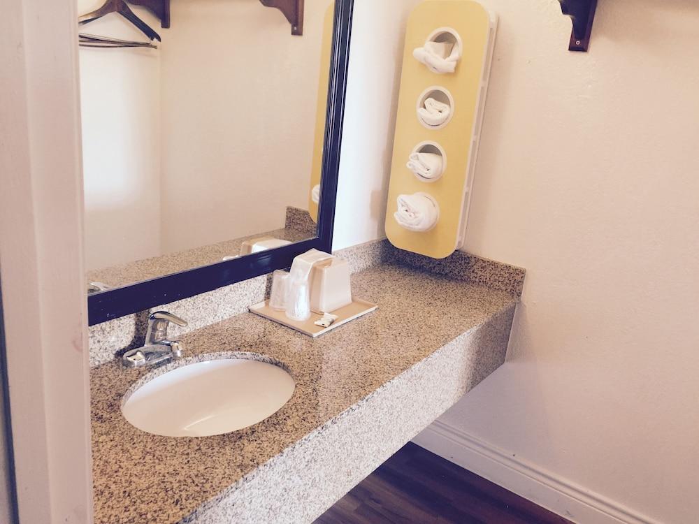 Motel 6 Houston, TX - East photo 20