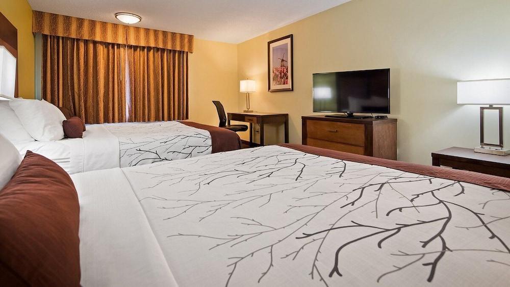 White Pines Inn & Suites photo 13
