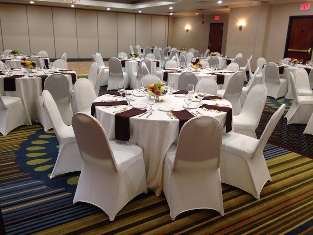 Holiday Inn Express Hotel & Suites Belleville by IHG photo 68