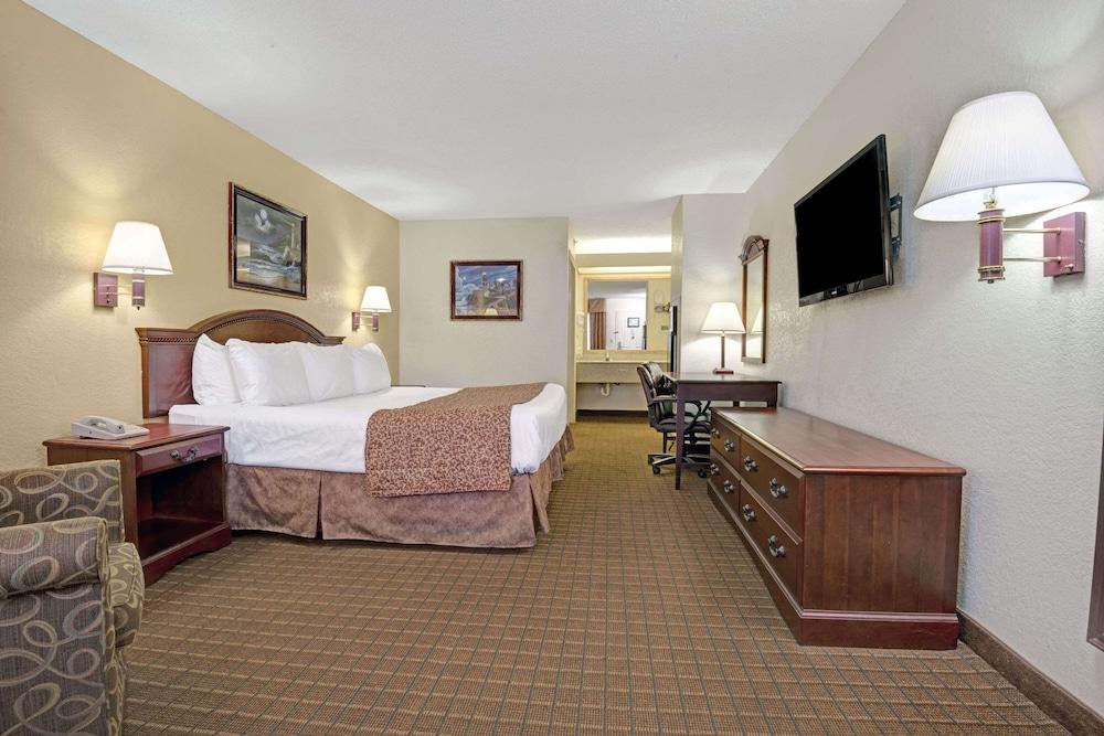 Travelodge by Wyndham Montgomery East photo 14