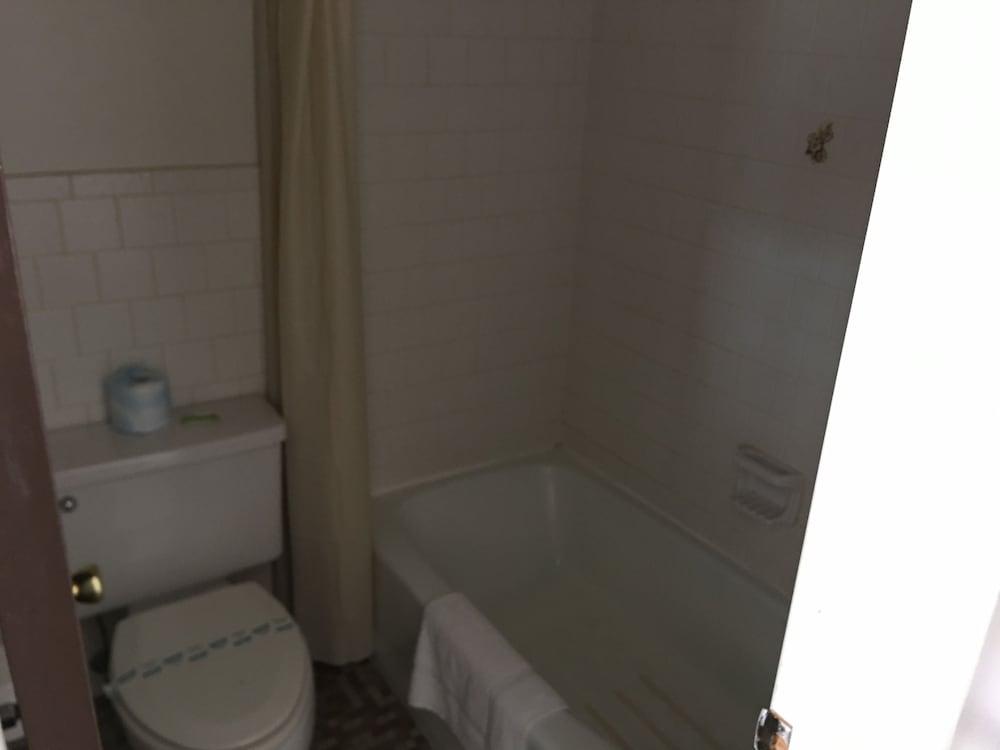 Flag's West Motel photo 9