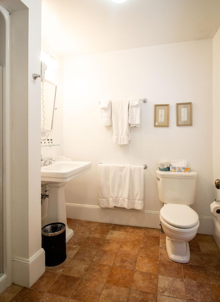 Delamater Inn photo 20