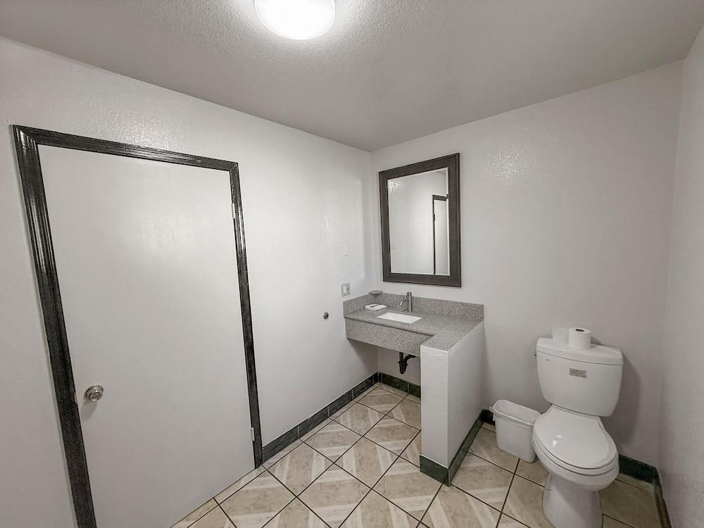 Super 7 Motel photo 2