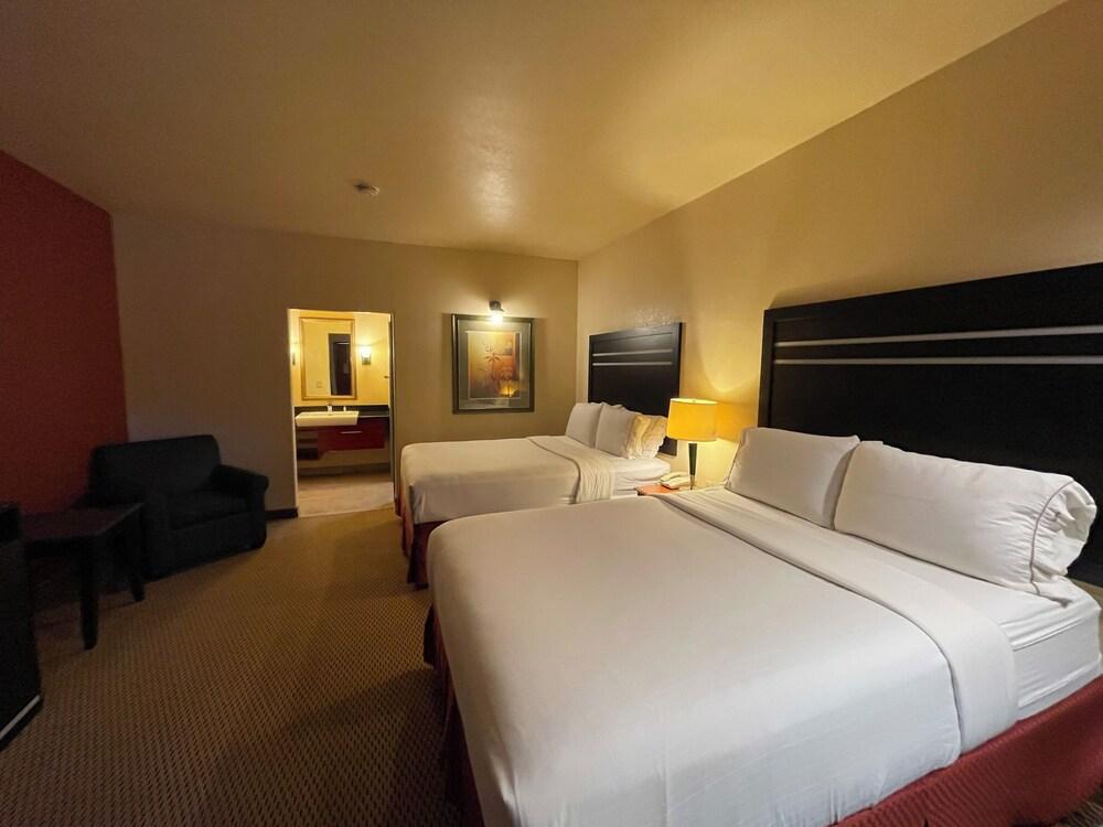 Sunbridge Inn and Suites photo 38