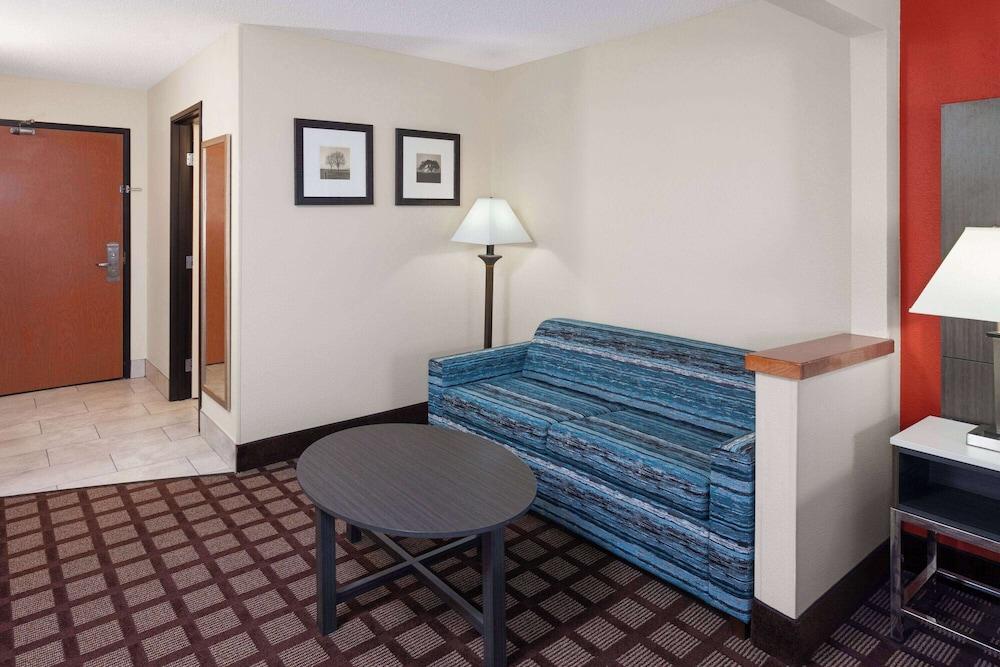 AmericInn by Wyndham Hudson photo 5
