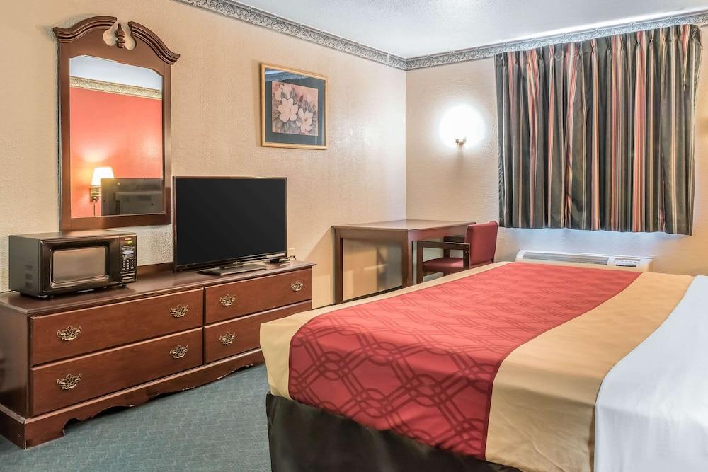 Econo Lodge Reading Airport photo 17
