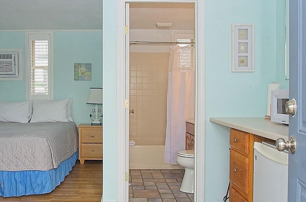 Vineyard Harbor Motel - Private Beach photo 11