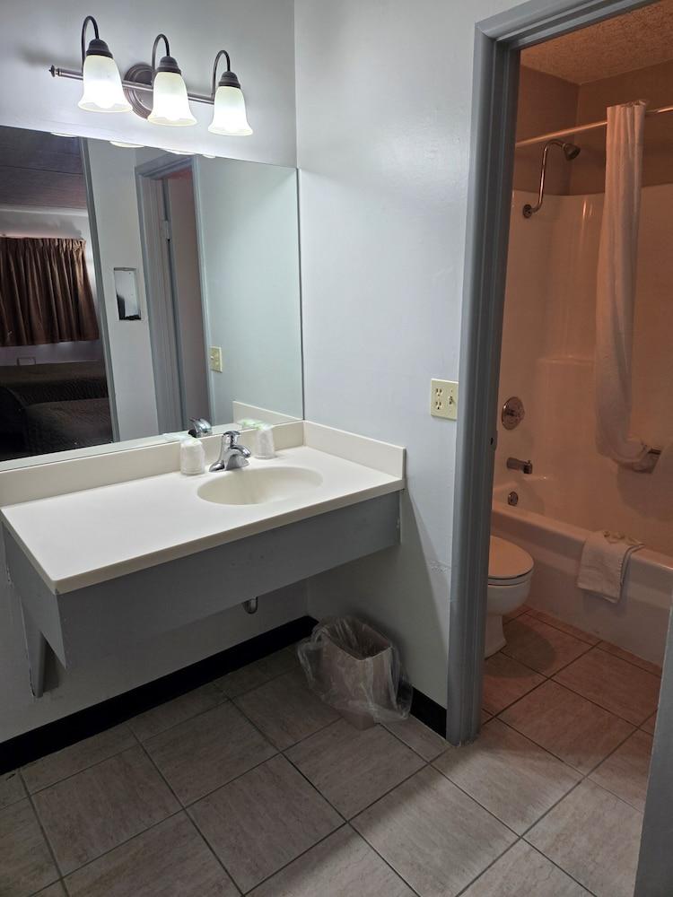 Home-Towne Lodge photo 19