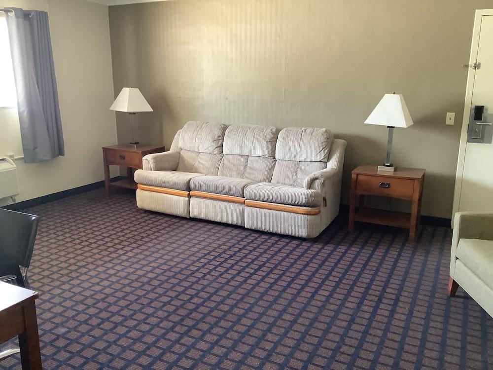 Silver Spur Vintage Inn & Suites photo 39