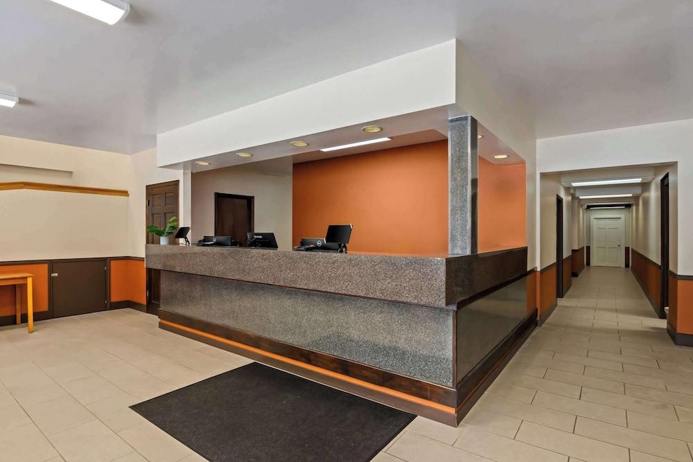 Econo Lodge Manistee photo 30