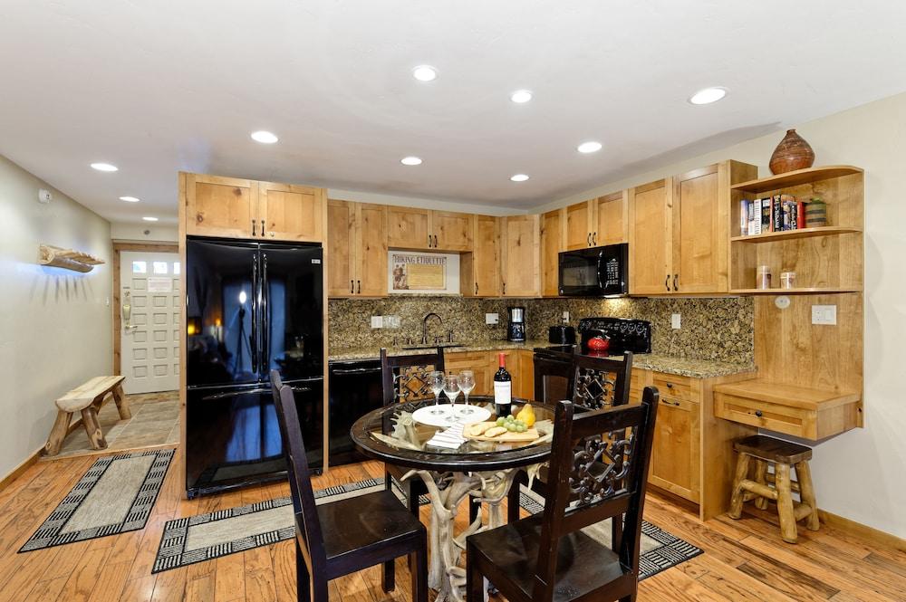 The Crestwood Condominiums photo 27
