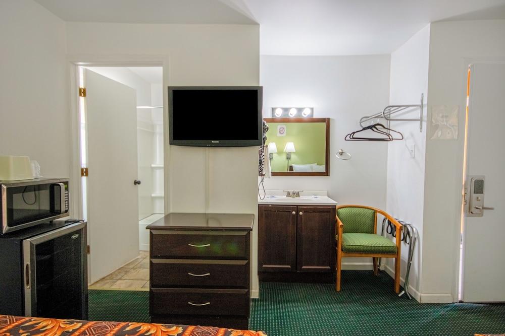 OYO Travelier Motel photo 57