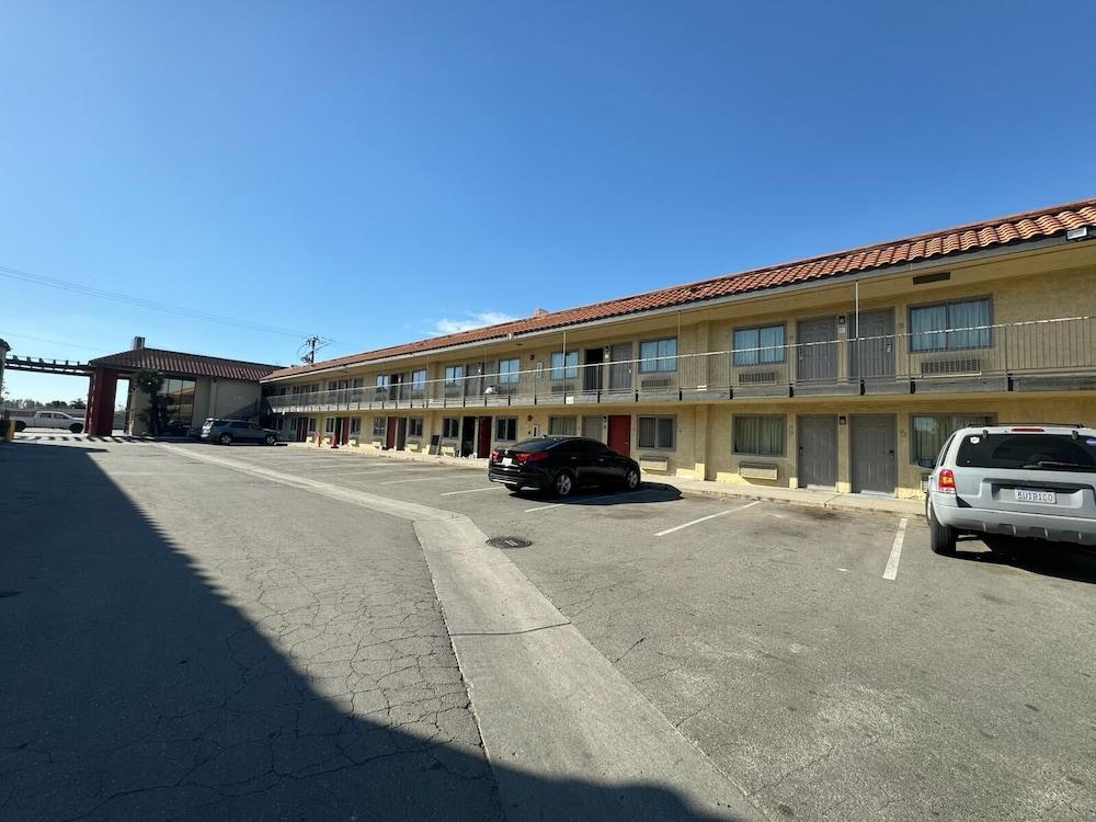 Baymont by Wyndham Bakersfield photo 13